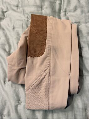 EUC RJ Classics Women’s Riding Breeches in Beige with Tan Knee Patch 22R